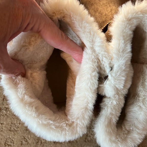 NEW Cushionaire Kenzie Faux Fur Trim Wedge Boot - Picture 3 of 8